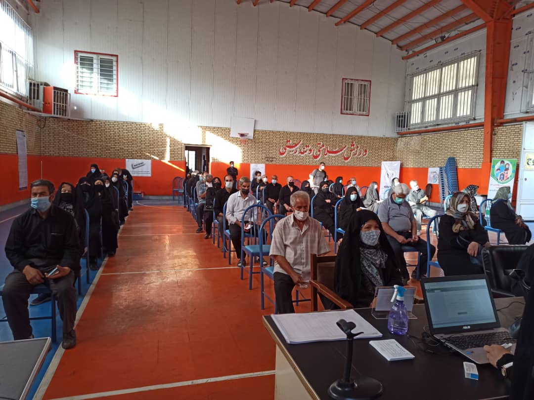 تزریق واکسن کرونا در 2 مرکز تجمیعی در مراغه توسط اعضای هلالاحمر/ گزارش تصویری